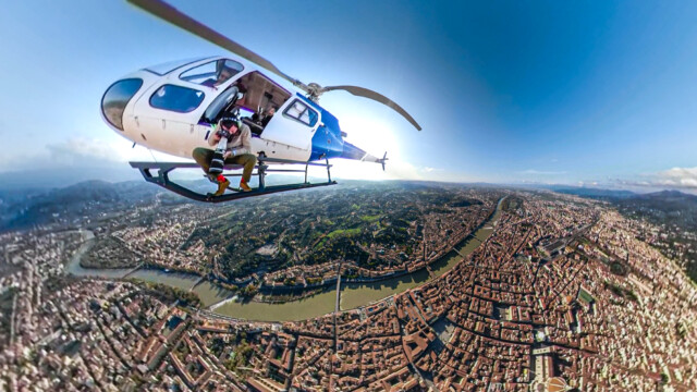 Firenze, il fotoreporter Massimo Sestini in volo in elicottero sulla città 2019-11-26 © Massimo Sestini